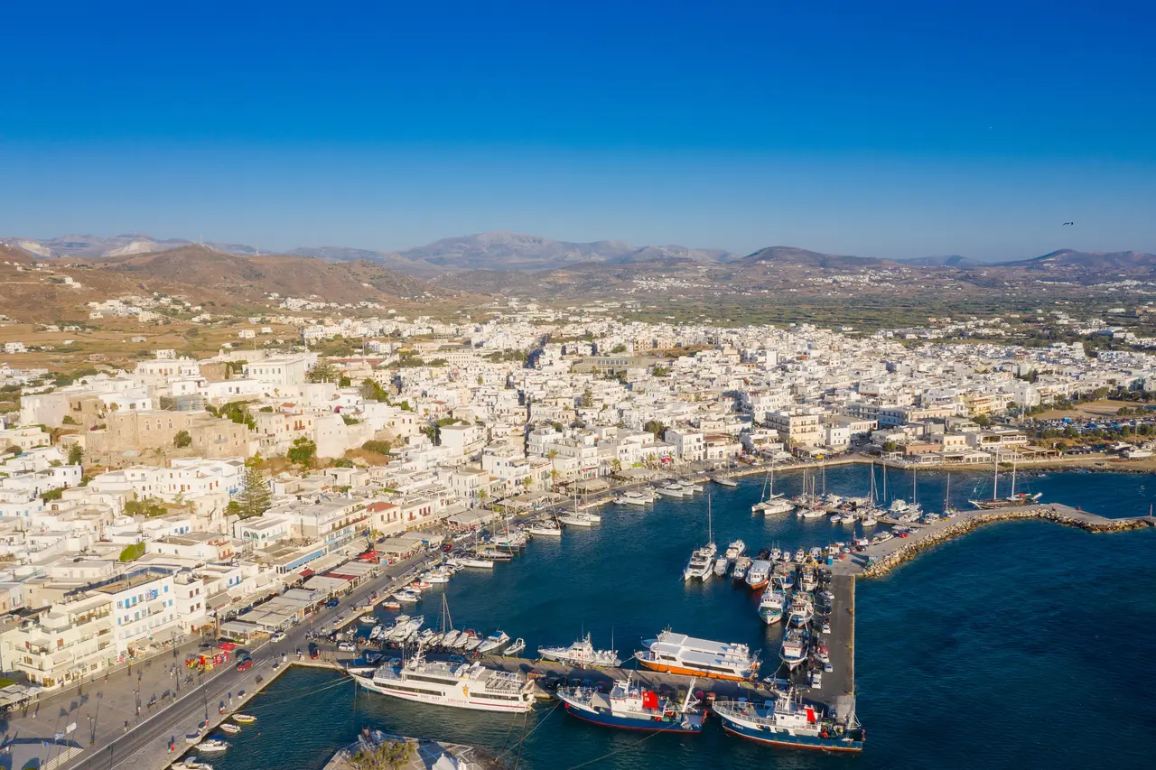 Η μαρίνα της Νάξου από ψηλά